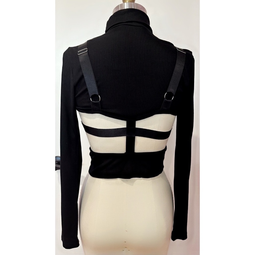 AKIRA Crop Top - Picture 4 of 5